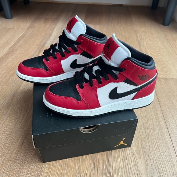 Air Jordan 1 Mid - Chicago Black Toe (GS) - Size US 4.5Y (Unisex) - Picture 3 of 16